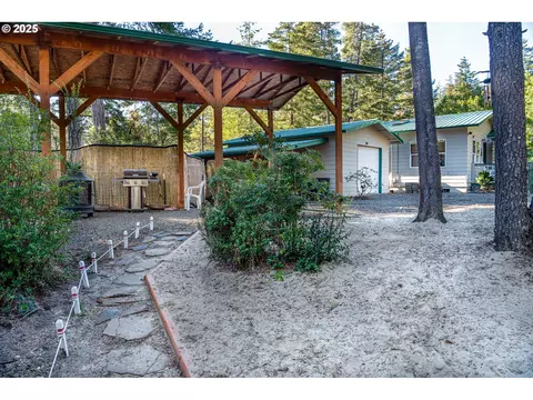 88 Outer Dr, Florence, OR 97439