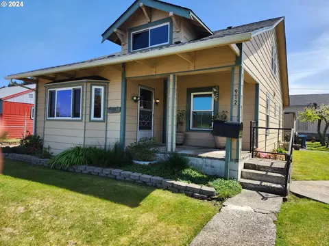 912 Fir Ave, Reedsport, OR 97467