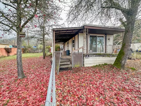 3709 NW Joseph St, Roseburg, OR 97470