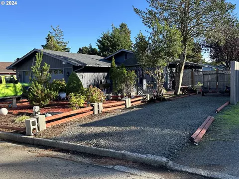 1926 24th St, Florence, OR 97439