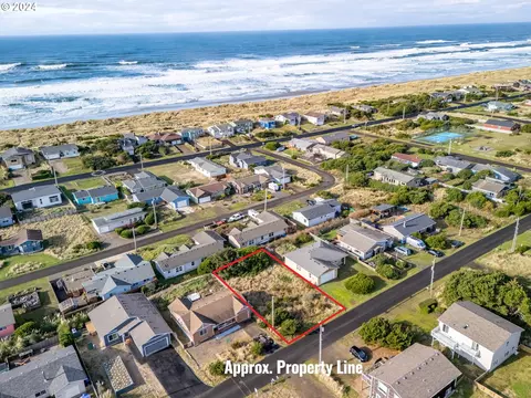 1702 NW Parker Ave, Waldport, OR 97394