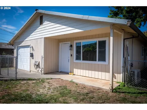 1321 N Dean St, Coquille, OR 97423