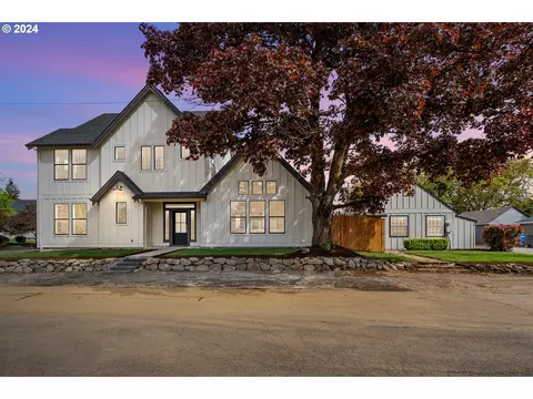 800 E 37th St, Vancouver, WA 98660