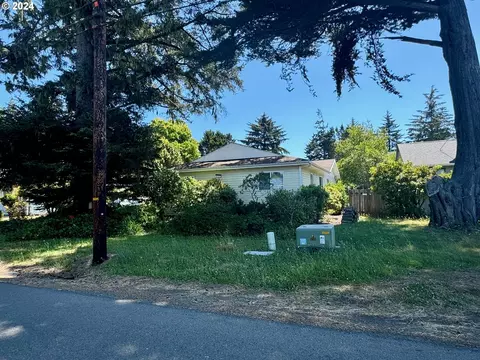 1078 SE 3rd St, Bandon, OR 97411