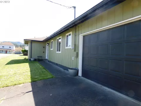 900 Doborout St, Myrtle Point, OR 97458