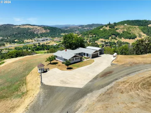 984 Wagontire Dr, Myrtle Creek, OR 97457