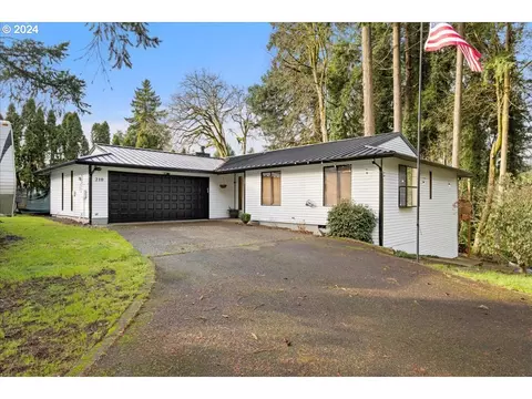 210 W 8th St, Newberg, OR 97132