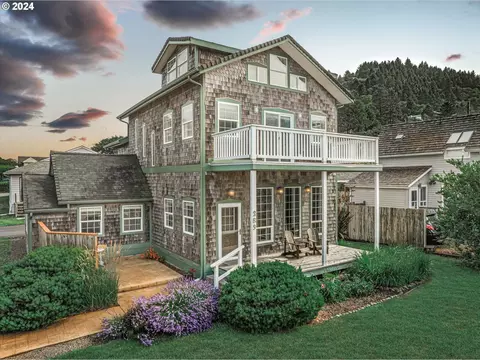 289 W 2nd St, Yachats, OR 97498