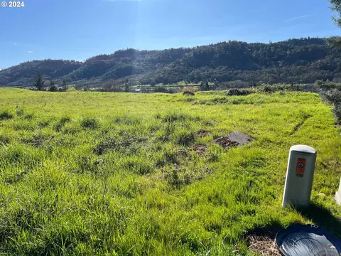 700 N View Dr, Winchester, OR 97495