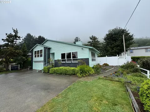 16001 Carson Ln, Brookings, OR 97415