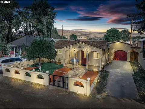 2017 W 9th Pl, The Dalles, OR 97058