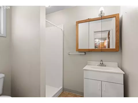 Bath - 298 51st St, Springfield, OR 97478 photo 2 of 2
