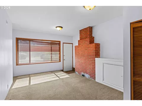 Living - 298 51st St, Springfield, OR 97478 photo 3 of 4
