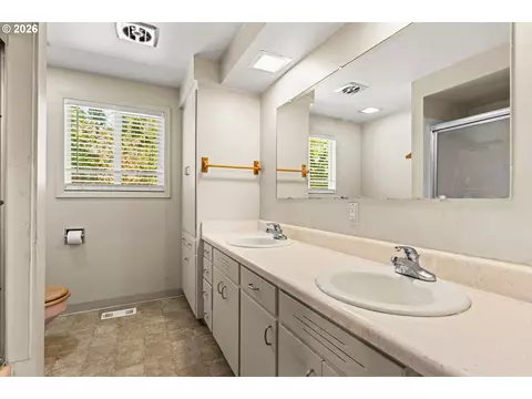 Bath - 298 51st St, Springfield, OR 97478 photo 1 of 2