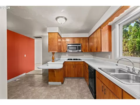 Kitchen - 298 51st St, Springfield, OR 97478 photo 2 of 2