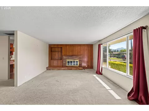 Living - 298 51st St, Springfield, OR 97478 photo 1 of 4