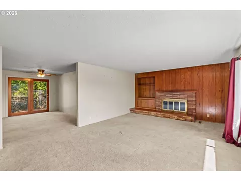 Living - 298 51st St, Springfield, OR 97478 photo 2 of 4