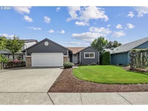 445 E Berkeley St, Gladstone, OR 97027