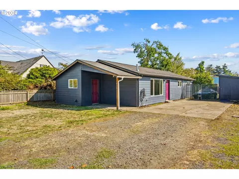 430 N 7th St, Harrisburg, OR 97446
