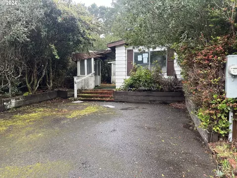 1601 Rhododendron Dr #687, Florence, OR 97439