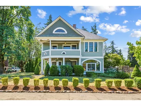 141 S 3rd St, Cottage Grove, OR 97424