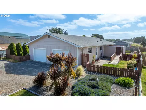 1255 Jackson Ave SW, Bandon, OR 97411