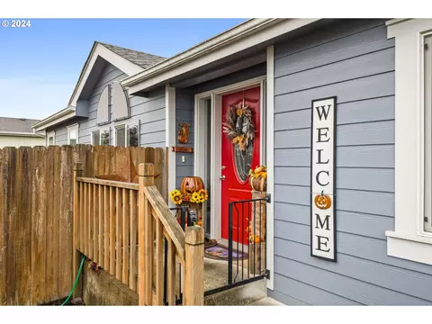 1015 Oak St #66, Silverton, OR 97381