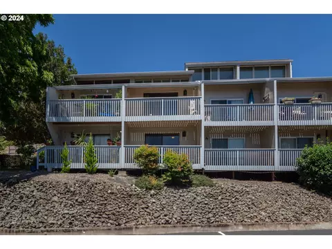 20 NW Mountain View Dr, Roseburg, OR 97471