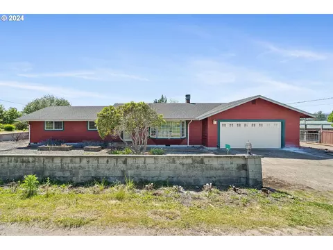 9995 Hughey Ln, Tillamook, OR 97141