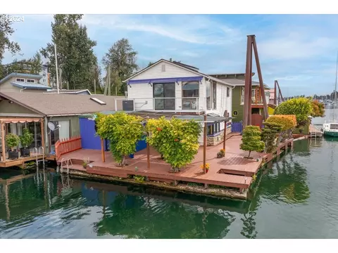 222 N Tomahawk Island Dr, Portland, OR 97217