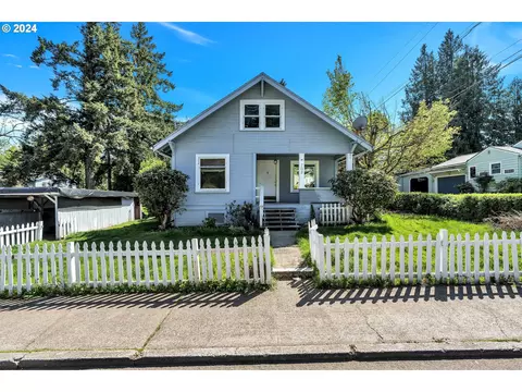 702 Division St, Oregon City, OR 97045