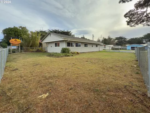 970 2nd St SE, Bandon, OR 97411