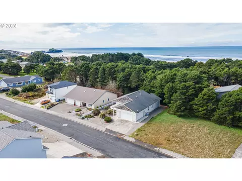 3136 Periwinkle Ln, Bandon, OR 97411