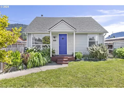 164 N Moss St, Lowell, OR 97452