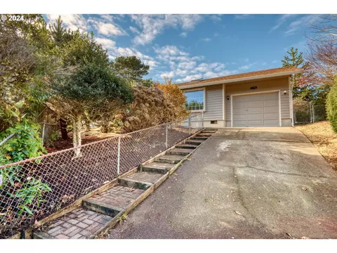 1126 SE Galley Ct, Lincoln City, OR 97367