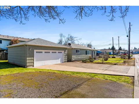 374 SE Davis St, Dallas, OR 97338