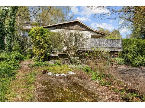 1813 SW Moss St, Portland, OR 97219
