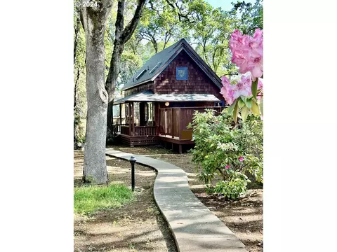 235 Spyglass Dr, Eugene, OR 97401