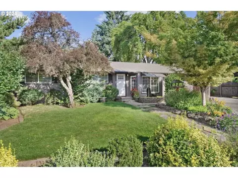 1010 SE Locust St, Dundee, OR 97115