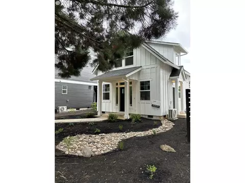 3711 Village Center Dr, Salem, OR 97302