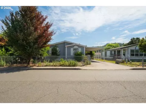 548 S State St, Sutherlin, OR 97479