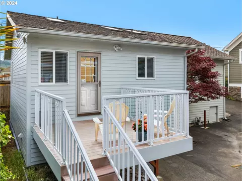 136 B 3rd Ave, Seaside, OR 97138