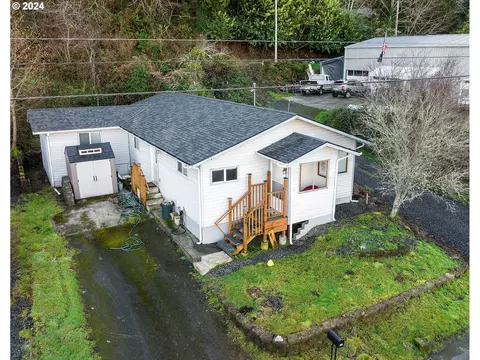 526 Elm Ave, Reedsport, OR 97467
