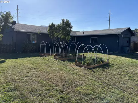 47692 W 1st St, Oakridge, OR 97463