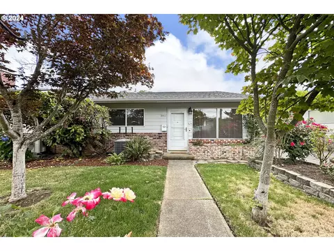 8802 NE Hassalo St, Portland, OR 97220