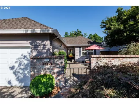 32251 SW Lake Dr, Wilsonville, OR 97070