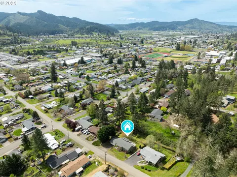 677 Sherwood Dr, Sutherlin, OR 97479