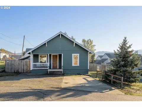 671 NE Meadow Ave, Roseburg, OR 97470