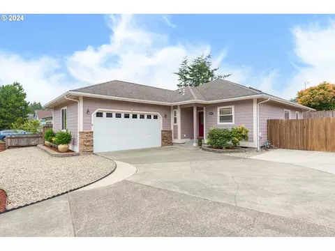 1017 Seagate Ave, Coos Bay, OR 97420
