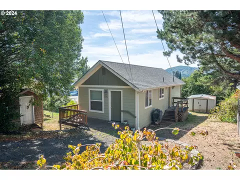 320 B St, Myrtle Point, OR 97458